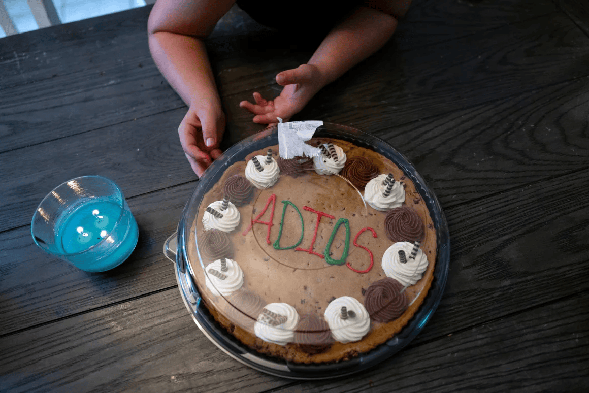 皇冠信用网代理出租
_一家人自愿被驱逐出美国：“留在这里是一场赌博”