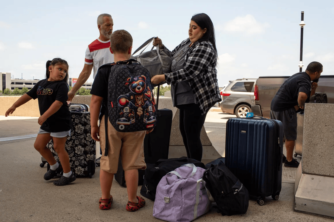 皇冠信用网代理出租
_一家人自愿被驱逐出美国：“留在这里是一场赌博”