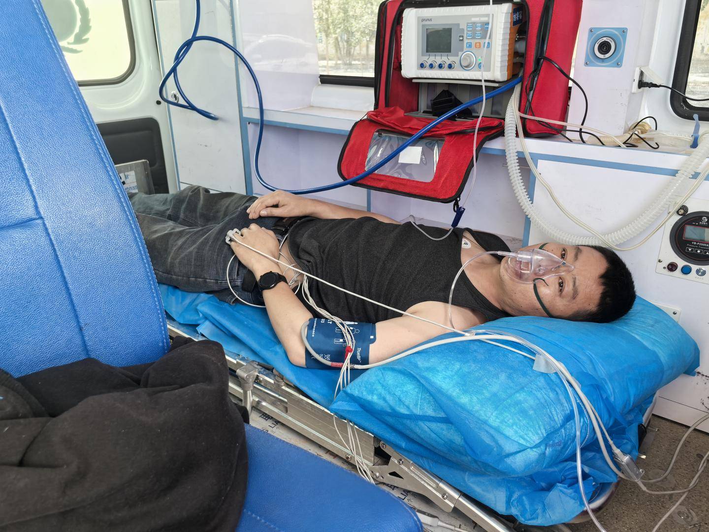 皇冠信用会员账号注册_青海一男子被罕见剧毒阿拉善蝮蛇咬伤皇冠信用会员账号注册,因无血清一度想放弃治疗 警车开道转运700公里救命