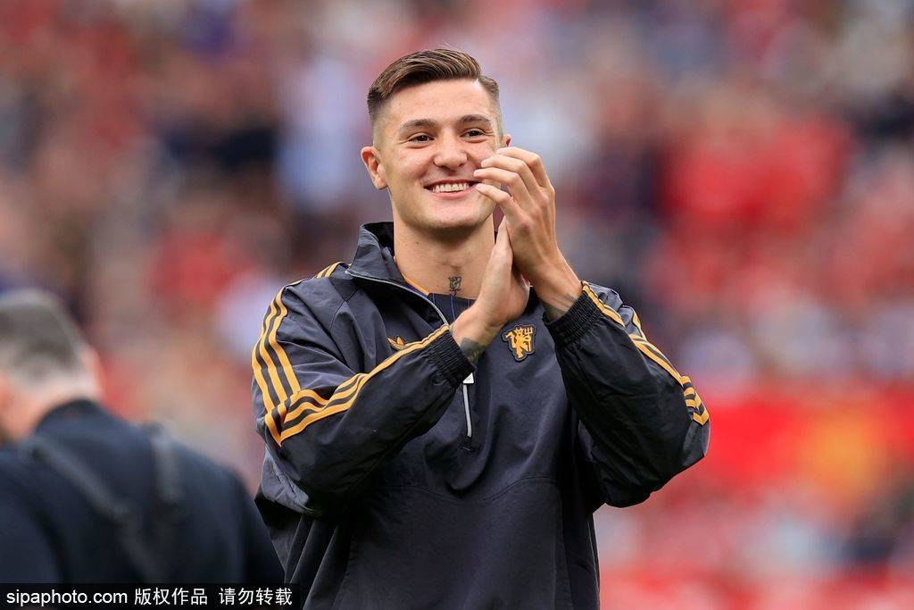 皇冠信用网账号注册
_曼联强烈否认与多纳鲁马的传闻:门将位置并非引援优先目标