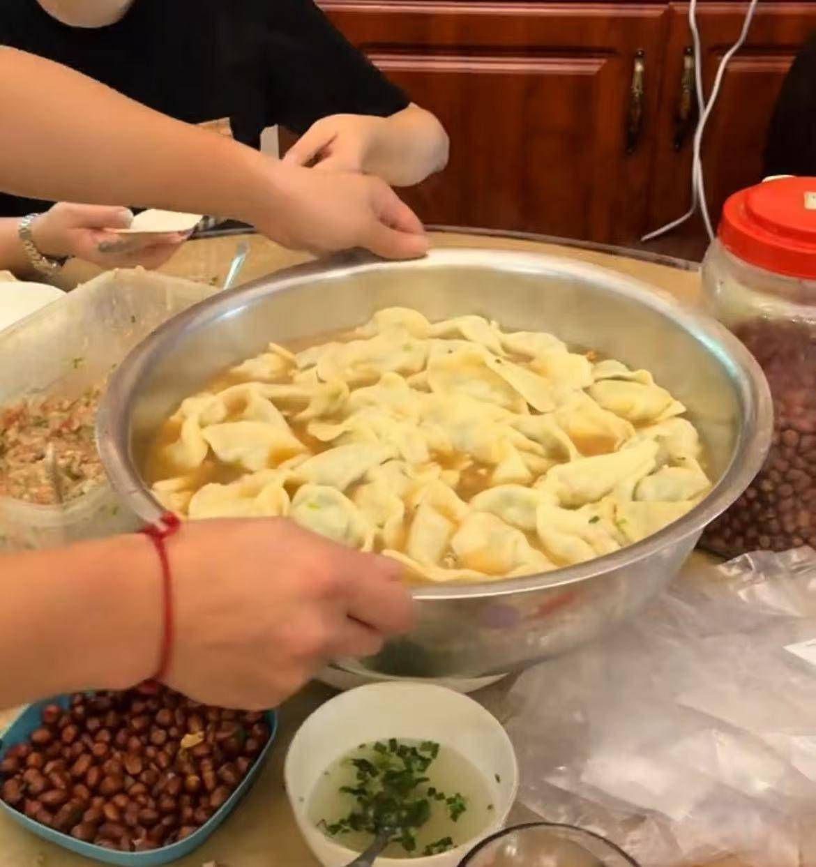 斯托克城vs布拉德福德
_16个外甥一顿吃200个水饺斯托克城vs布拉德福德
，挑扁担买菜的重庆“宇宙舅舅”：孩子们开学离开，心里空落落的