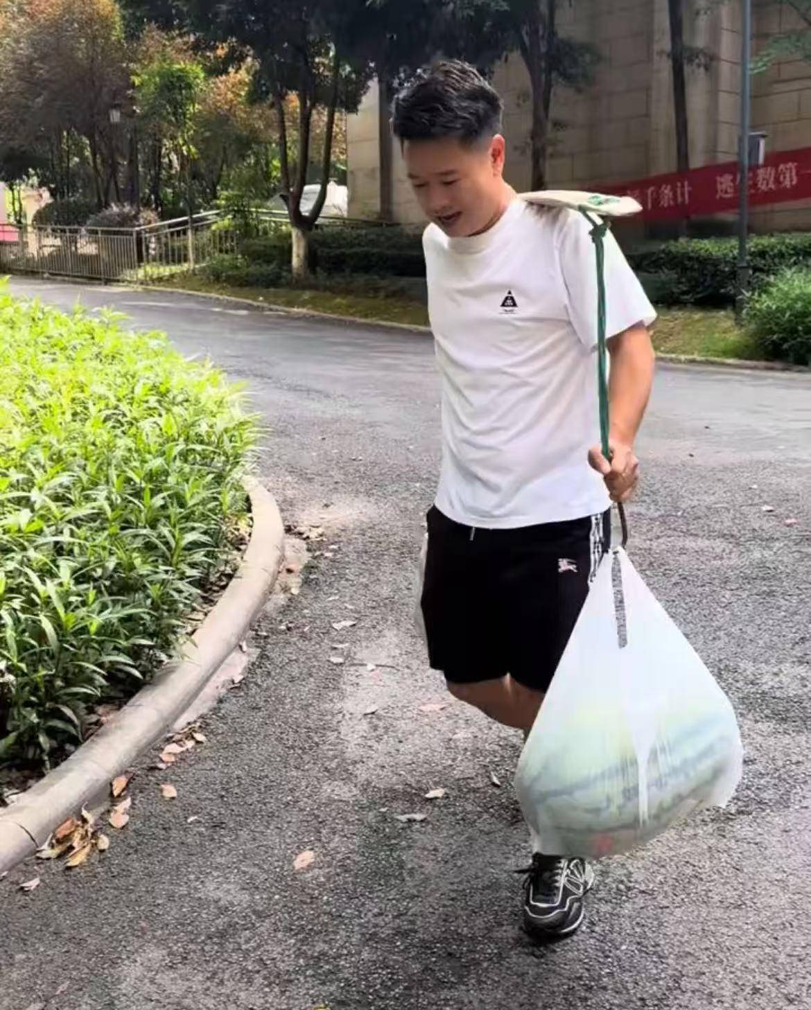 斯托克城vs布拉德福德
_16个外甥一顿吃200个水饺斯托克城vs布拉德福德
，挑扁担买菜的重庆“宇宙舅舅”：孩子们开学离开，心里空落落的