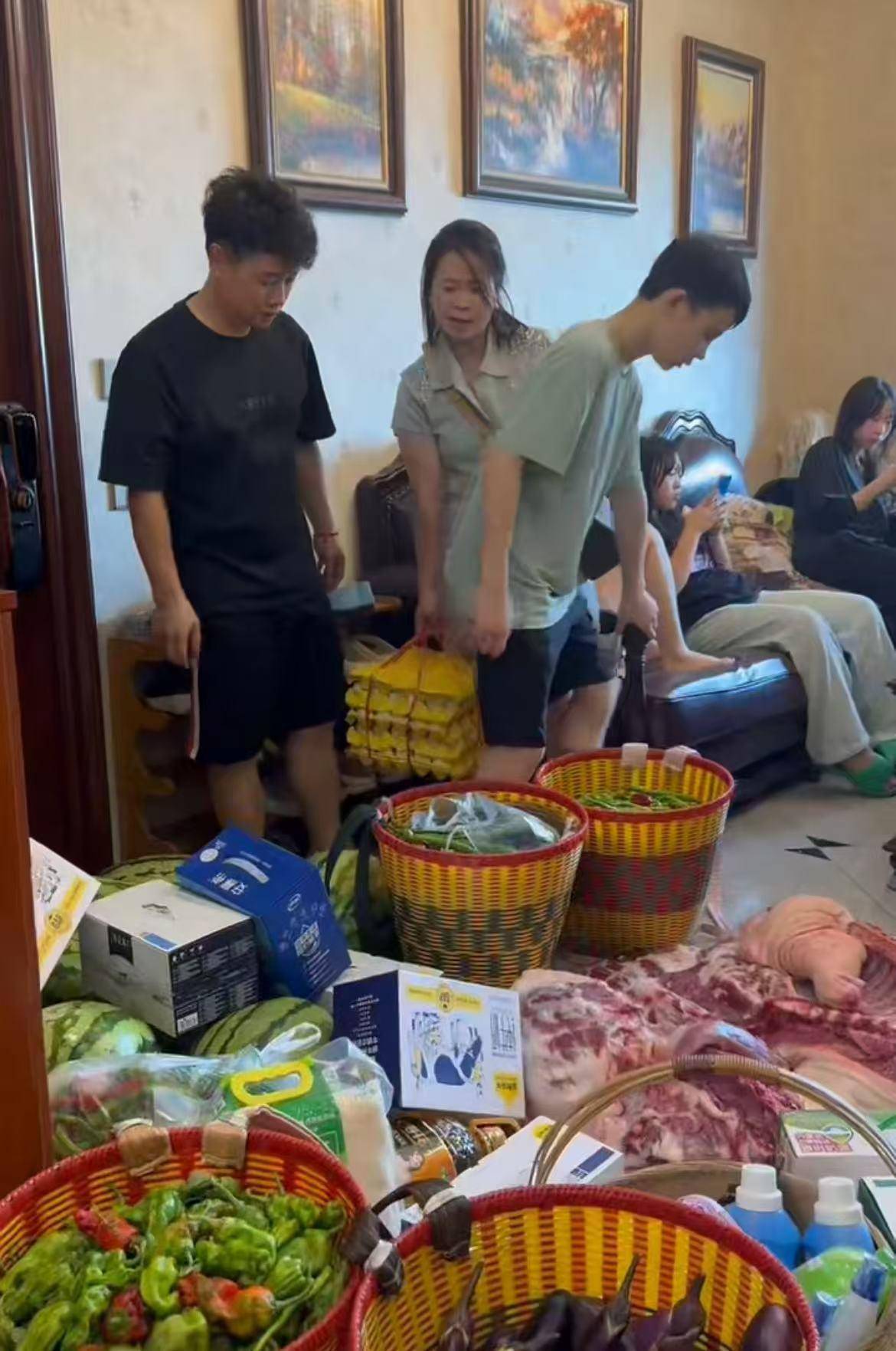 斯托克城vs布拉德福德
_16个外甥一顿吃200个水饺斯托克城vs布拉德福德
，挑扁担买菜的重庆“宇宙舅舅”：孩子们开学离开，心里空落落的