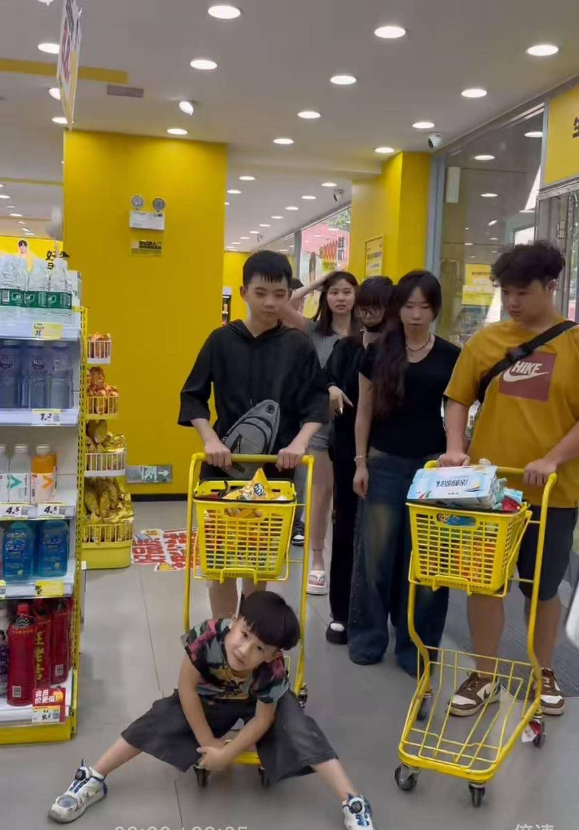 斯托克城vs布拉德福德
_16个外甥一顿吃200个水饺斯托克城vs布拉德福德
，挑扁担买菜的重庆“宇宙舅舅”：孩子们开学离开，心里空落落的