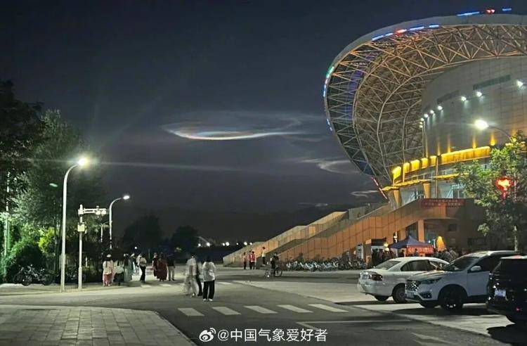 那不勒斯(女)vVs 帕尔马(女)_宁夏、甘肃、内蒙古多地夜空现“五彩祥云”那不勒斯(女)vVs 帕尔马(女),蔓延天际数小时,色彩炫丽科幻感拉满,天文博主:或与近期火箭发射有关