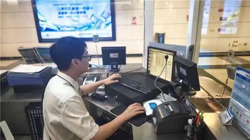 巴西甲组联赛_一根牙签“抢”回25万元!一老年乘客手机被“黑”巴西甲组联赛,地铁值班站长紧急取卡