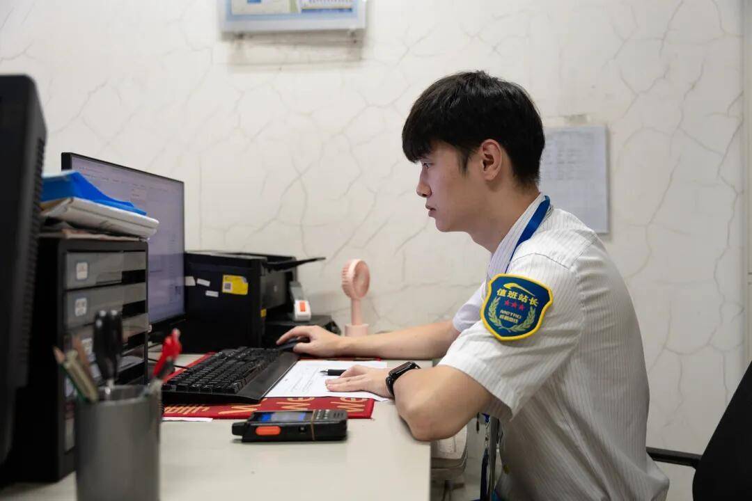 巴西甲组联赛_一根牙签“抢”回25万元!一老年乘客手机被“黑”巴西甲组联赛,地铁值班站长紧急取卡