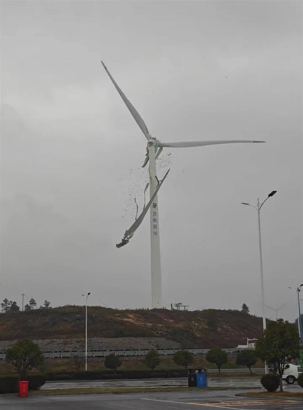 皇冠信用登123出租
_九江一架风力发电机叶片空中断裂皇冠信用登123出租
,目击者称“玻璃纤维满天飞”,当地:正在处理